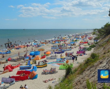 Wzdłuż p&oacute;łnocnej granicy Chłapowa rozciąga się piaszczysta plaża z klifem.
