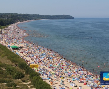 Widok z g&oacute;ry na plażę we Władysławowie.